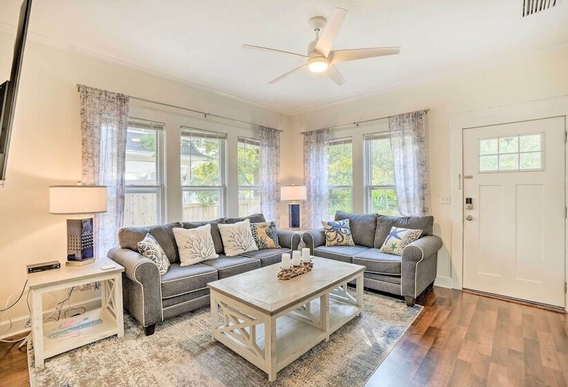 Historic Tarpon Springs Abode ~ 3 Mi To Beach