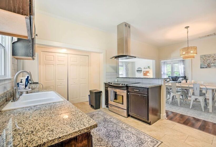 Historic Tarpon Springs Abode ~ 3 Mi To Beach