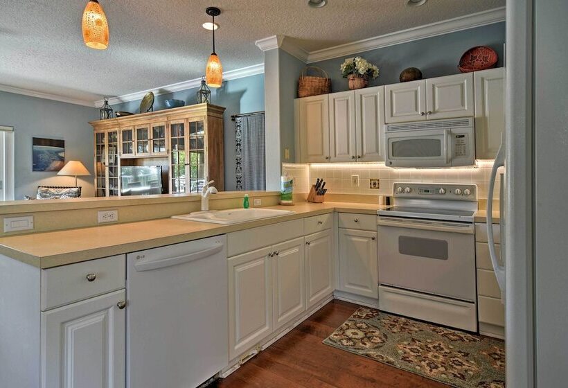 Holmes Beach Home: Pool, Hot Tub, Walk To Beach!