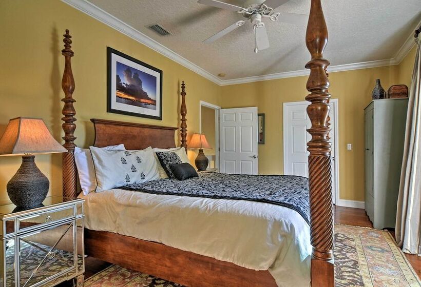 Holmes Beach Home: Pool, Hot Tub, Walk To Beach!