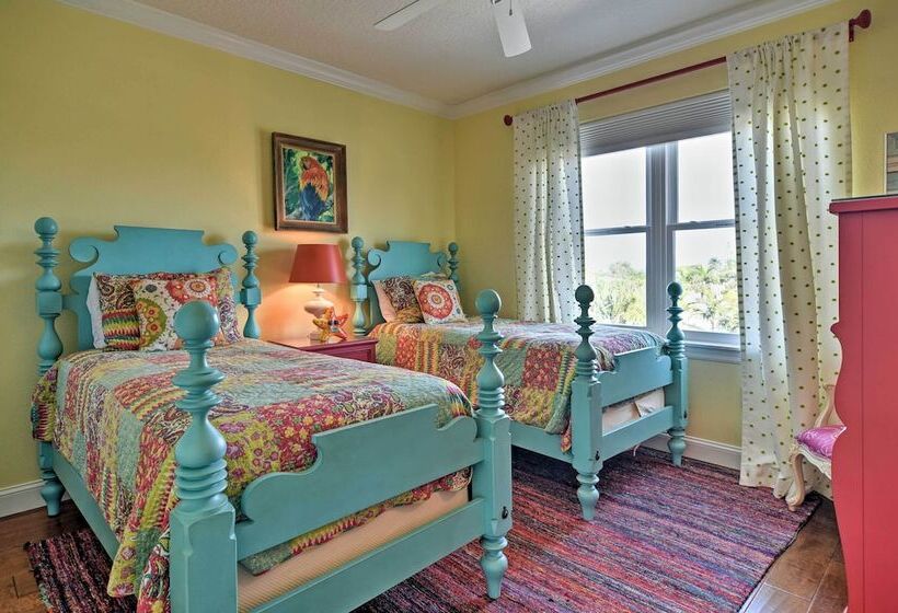 Holmes Beach Home: Pool, Hot Tub, Walk To Beach!