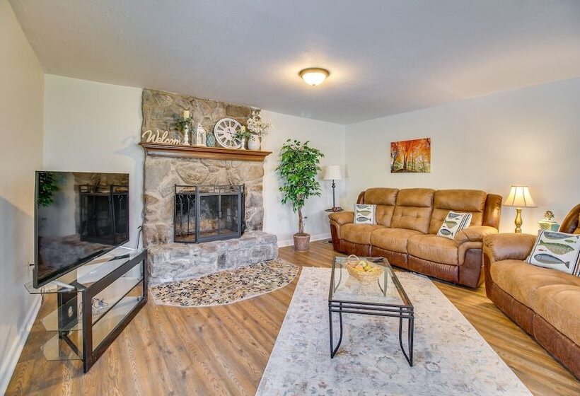 Homey Luray Cabin W/ Fire Pit & Deck!