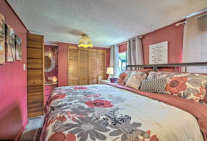 Homosassa Retreat W/ Sunroom & Canal Views!