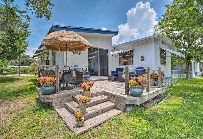 Homosassa Retreat W/ Sunroom & Canal Views!