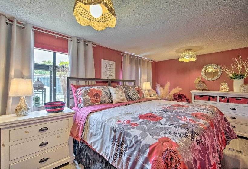 Homosassa Retreat W/ Sunroom & Canal Views!