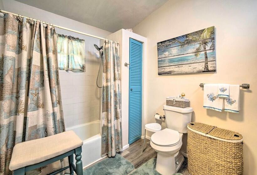 Homosassa Retreat W/ Sunroom & Canal Views!