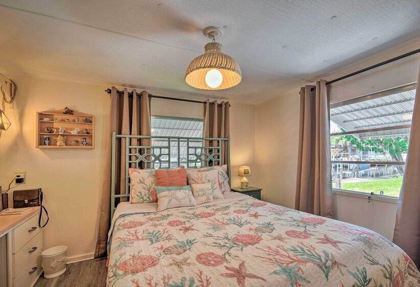 Homosassa Retreat W/ Sunroom & Canal Views!