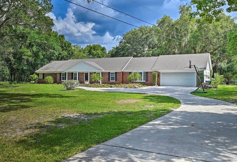 Huge Lutz Family Retreat W/ Game Room & Pool!