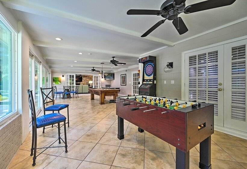 Huge Lutz Family Retreat W/ Game Room & Pool!