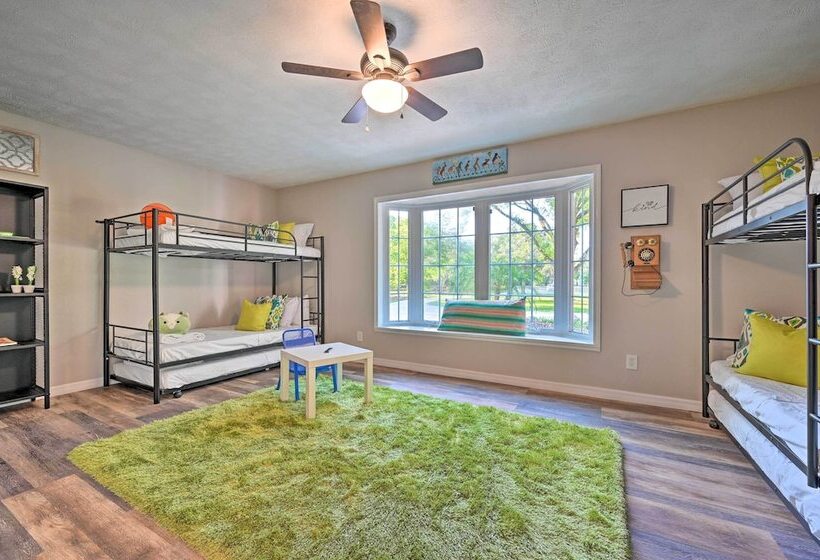 Huge Lutz Family Retreat W/ Game Room & Pool!