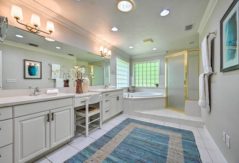 Huge Lutz Family Retreat W/ Game Room & Pool!