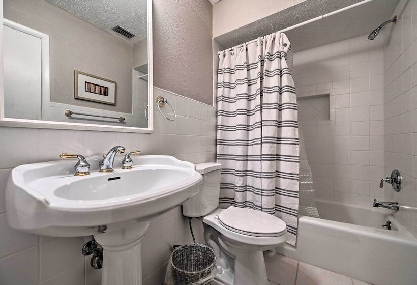 Huge Lutz Family Retreat W/ Game Room & Pool!