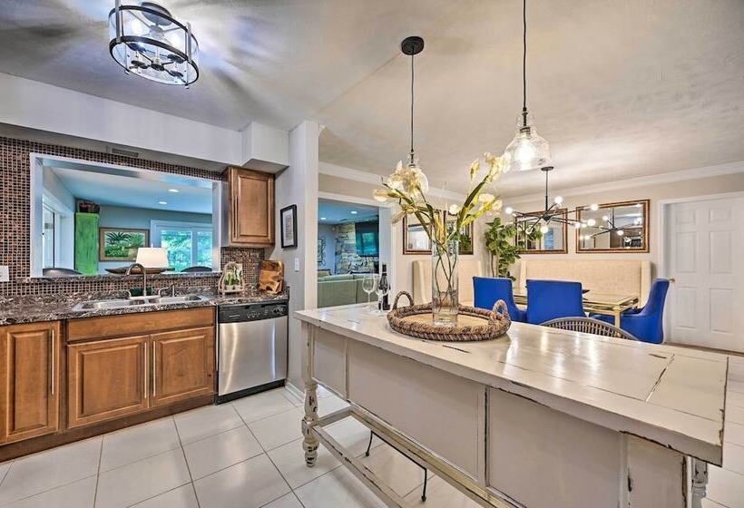 Huge Lutz Family Retreat W/ Game Room & Pool!