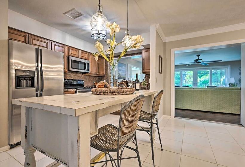 Huge Lutz Family Retreat W/ Game Room & Pool!
