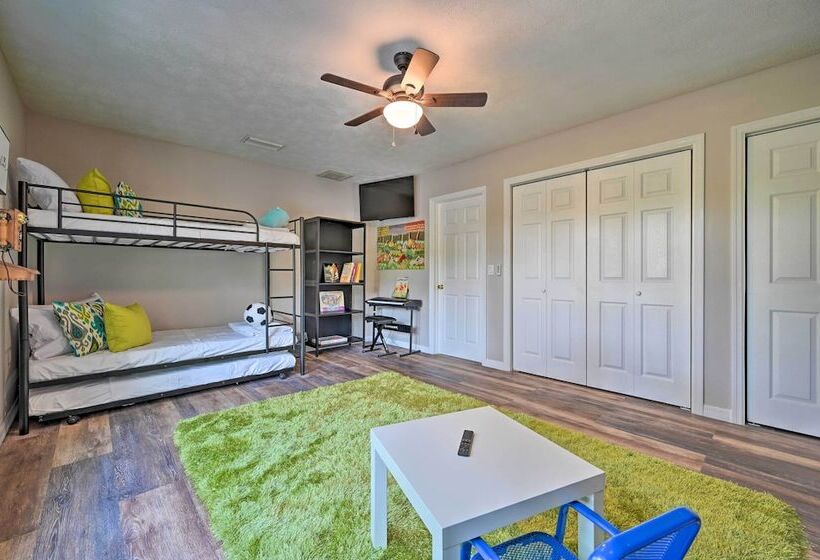 Huge Lutz Family Retreat W/ Game Room & Pool!