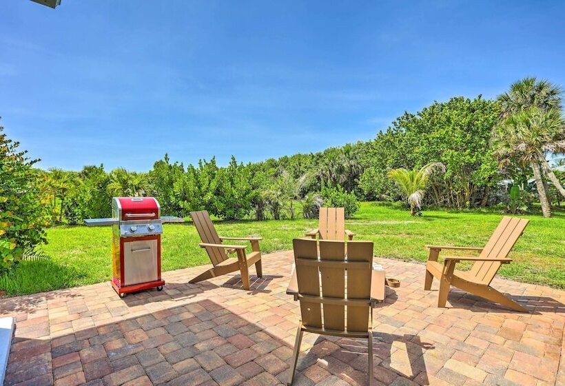 Hutchinson Island Cottage: Steps To The Beach