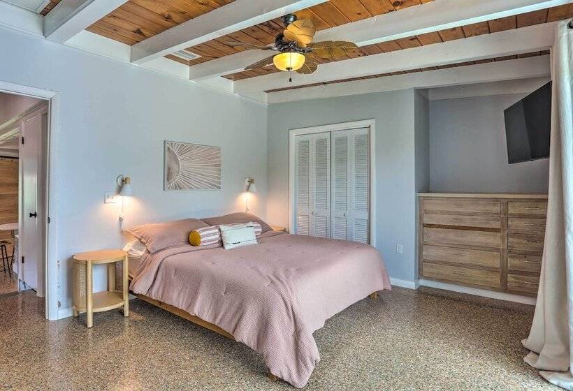 Hutchinson Island Cottage: Steps To The Beach