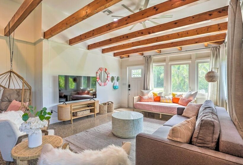 Hutchinson Island Cottage: Steps To The Beach