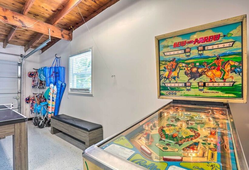 Hutchinson Island Cottage: Steps To The Beach