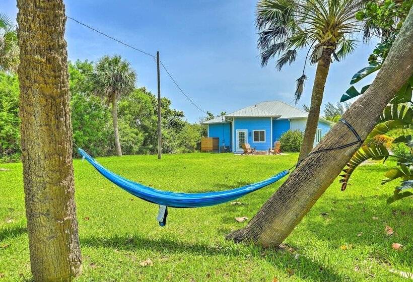 Hutchinson Island Cottage: Steps To The Beach