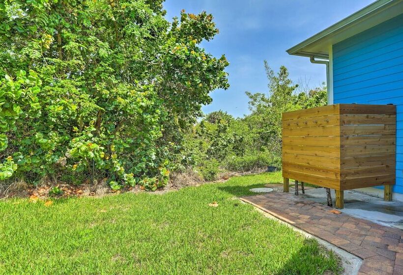 Hutchinson Island Cottage: Steps To The Beach