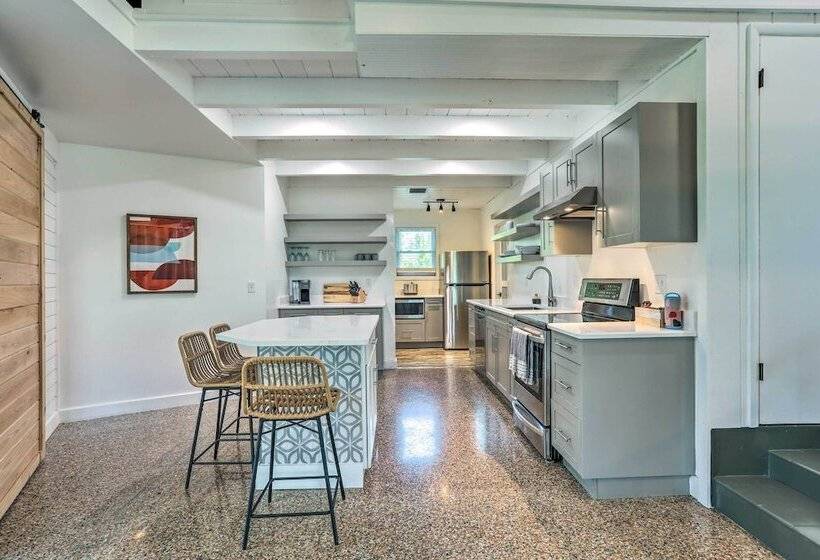 Hutchinson Island Cottage: Steps To The Beach