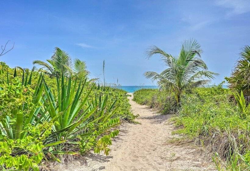 Hutchinson Island Cottage: Steps To The Beach
