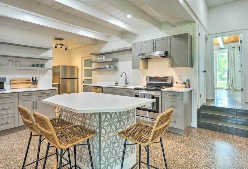 Hutchinson Island Cottage: Steps To The Beach