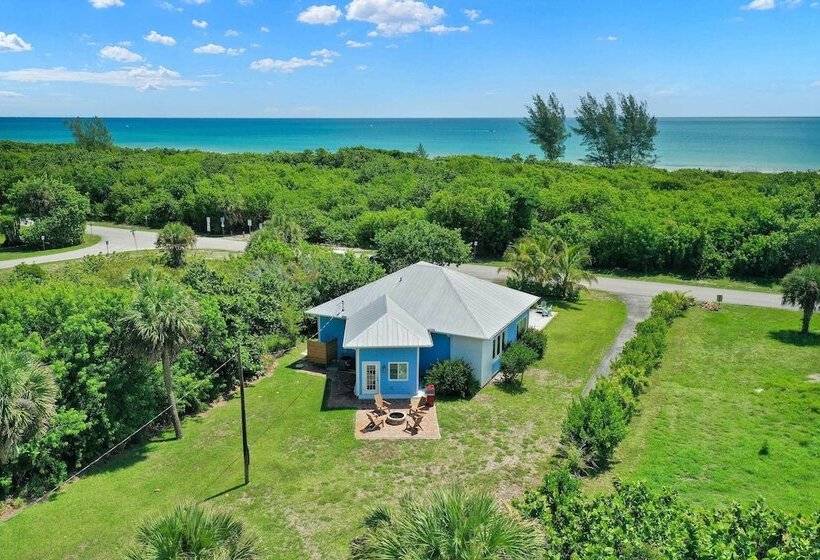 Hutchinson Island Cottage: Steps To The Beach