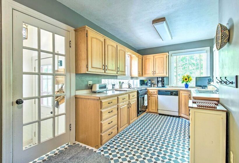 Idyllic Springfield Haven W/ Screened Porch!