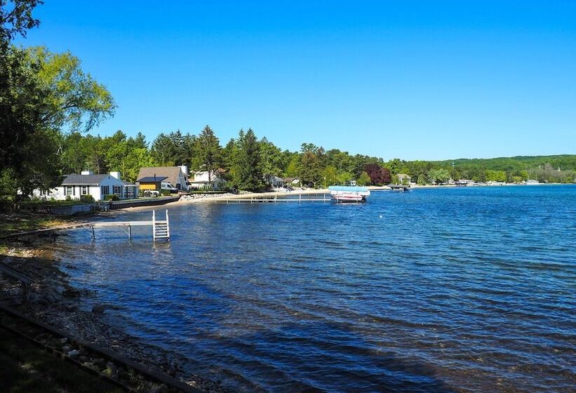Idyllic Suttons Bay Home W/ 500  Of Waterfront