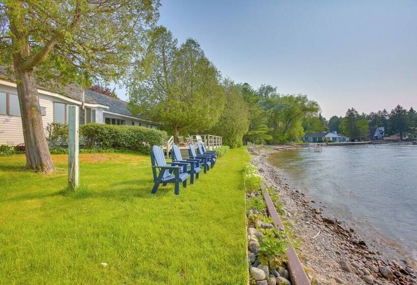 Idyllic Suttons Bay Home W/ 500  Of Waterfront