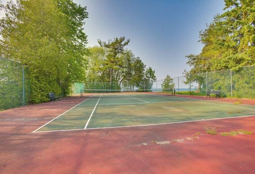 Idyllic Suttons Bay Home W/ 500  Of Waterfront