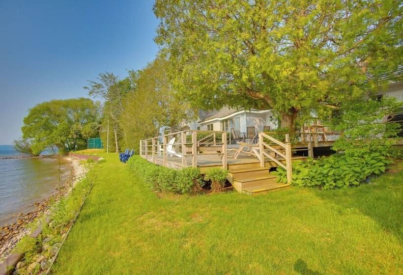 Idyllic Suttons Bay Home W/ 500  Of Waterfront