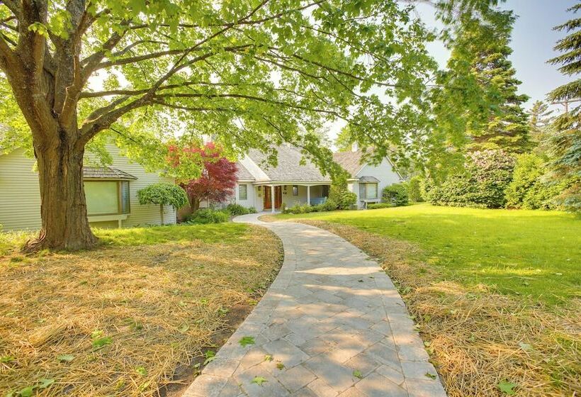 Idyllic Suttons Bay Home W/ 500  Of Waterfront