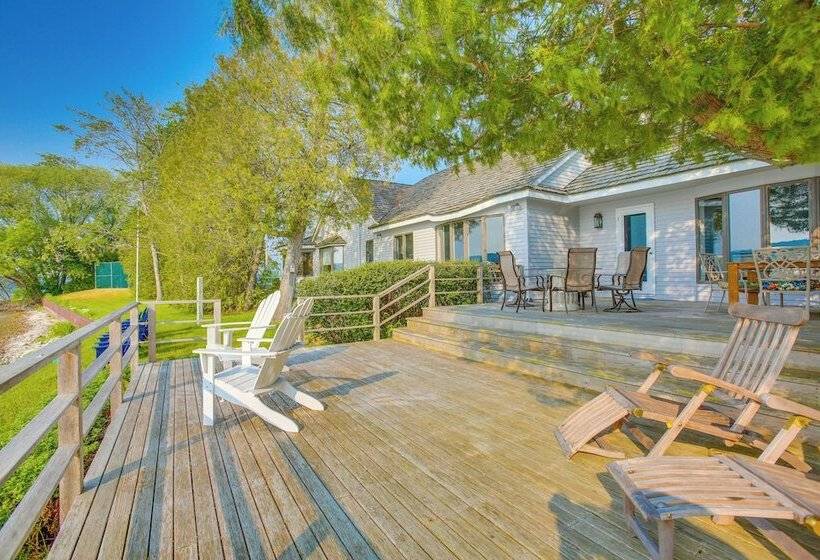 Idyllic Suttons Bay Home W/ 500  Of Waterfront