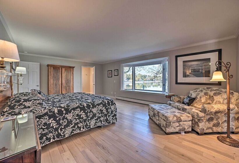 Idyllic Suttons Bay Home W/ 500  Of Waterfront