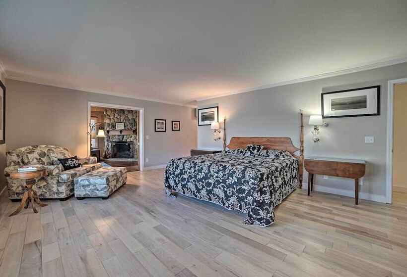 Idyllic Suttons Bay Home W/ 500  Of Waterfront