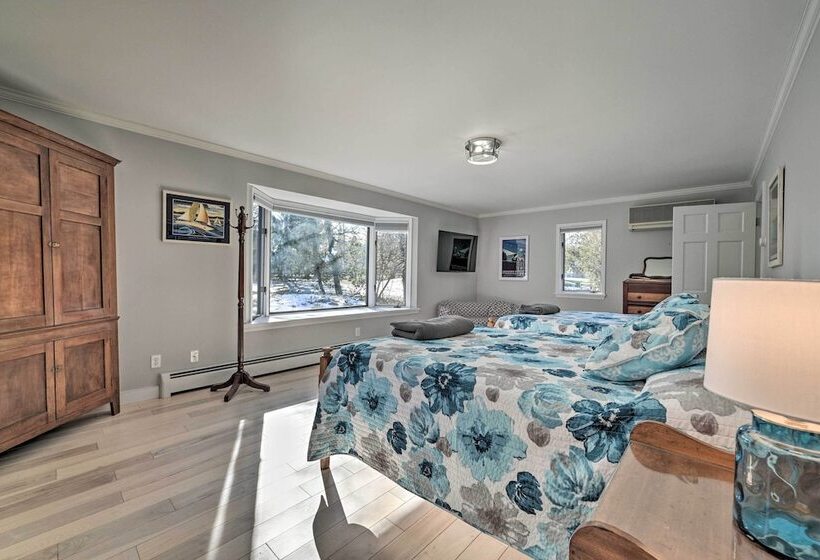 Idyllic Suttons Bay Home W/ 500  Of Waterfront