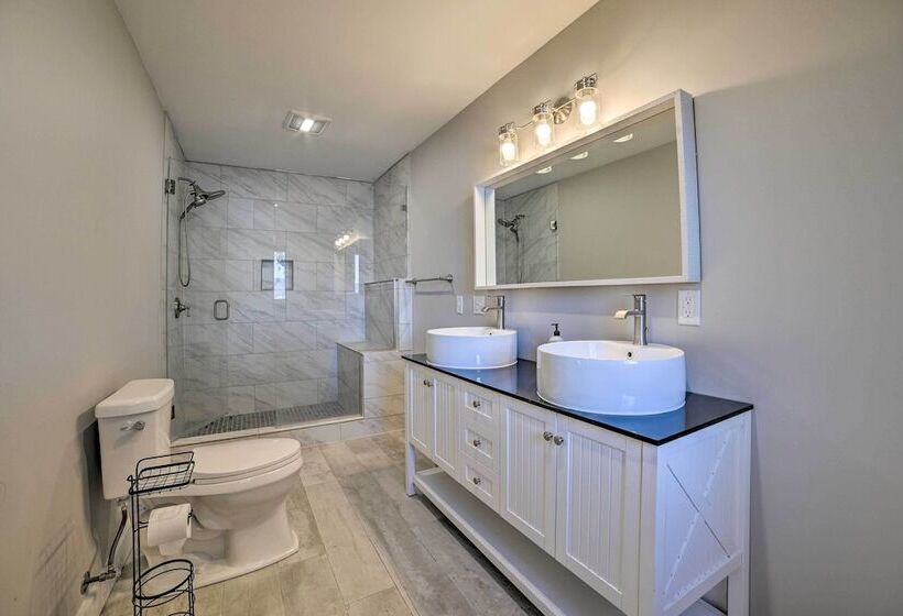 Idyllic Suttons Bay Home W/ 500  Of Waterfront