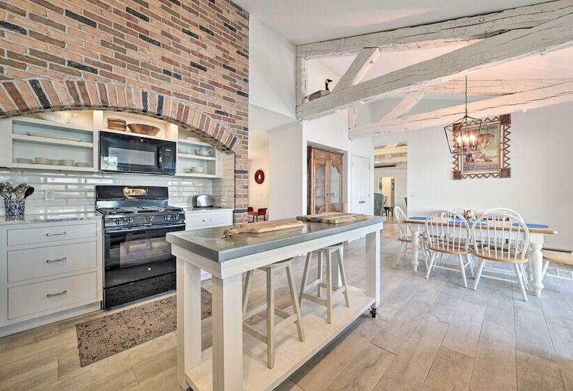 Idyllic Suttons Bay Home W/ 500  Of Waterfront