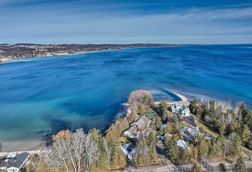 Idyllic Suttons Bay Home W/ 500  Of Waterfront