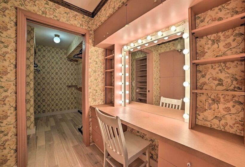 Idyllic Suttons Bay Home W/ 500  Of Waterfront