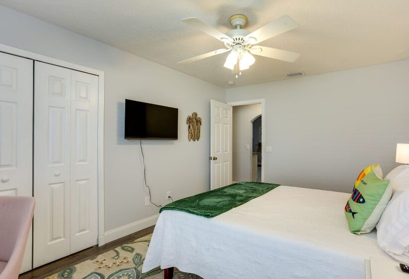 Inviting Jensen Beach Home W/ Screened In Patio!
