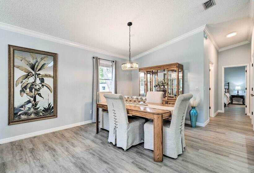 Inviting Lady Lake House: In The Village!