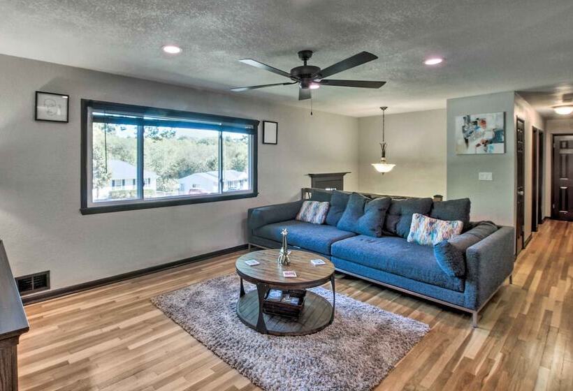 Kansas City Split Level Home, Near Stadiums!