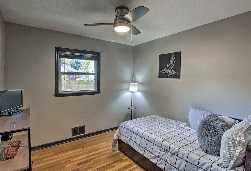 Kansas City Split Level Home, Near Stadiums!