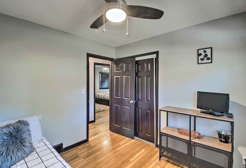 Kansas City Split Level Home, Near Stadiums!