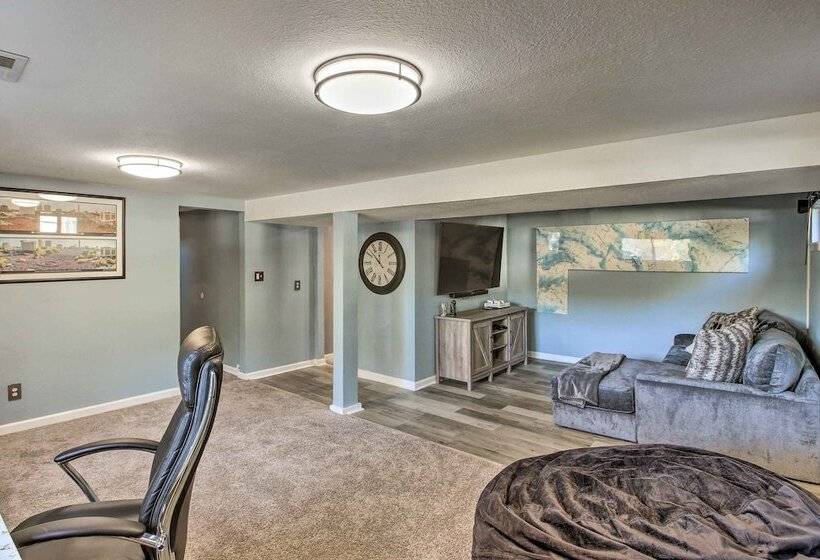 Kansas City Split Level Home, Near Stadiums!