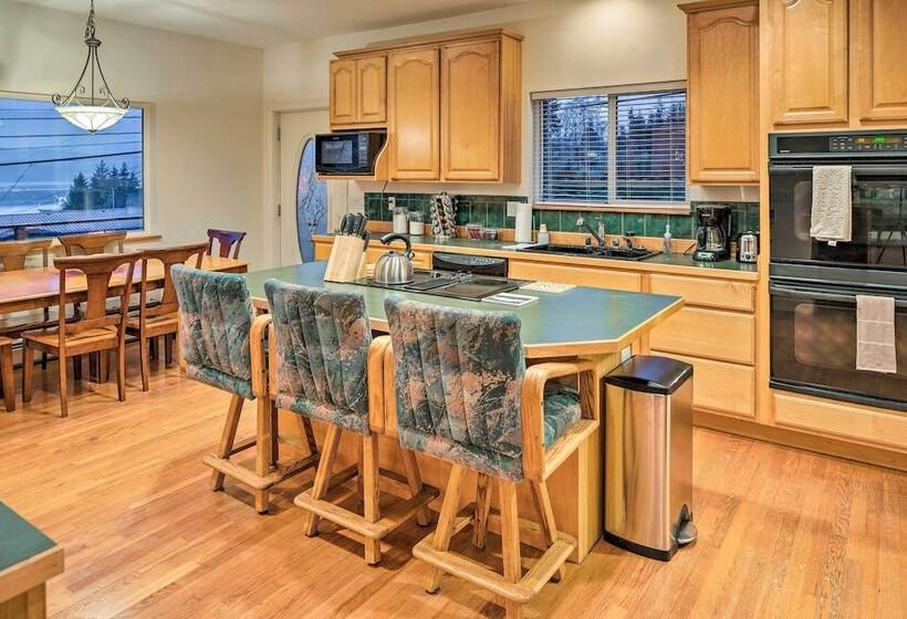 Ketchikan Home: Bay Views, 1/2 Mi To Hiking Trails